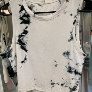 Size 4 lululemon cropped swiftly tech boxy tank in white and black tye dye